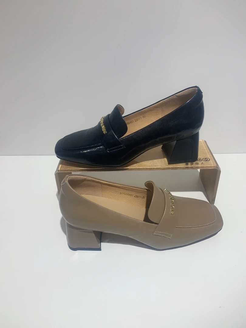 614255451漫步佳人2025春款时尚方头方跟深口鞋