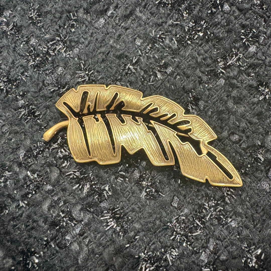 AMASS/阿玛施 铜胸针 复古金属镂空质感树叶型胸针590059