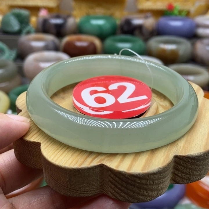 未镶嵌手镯石英质玉