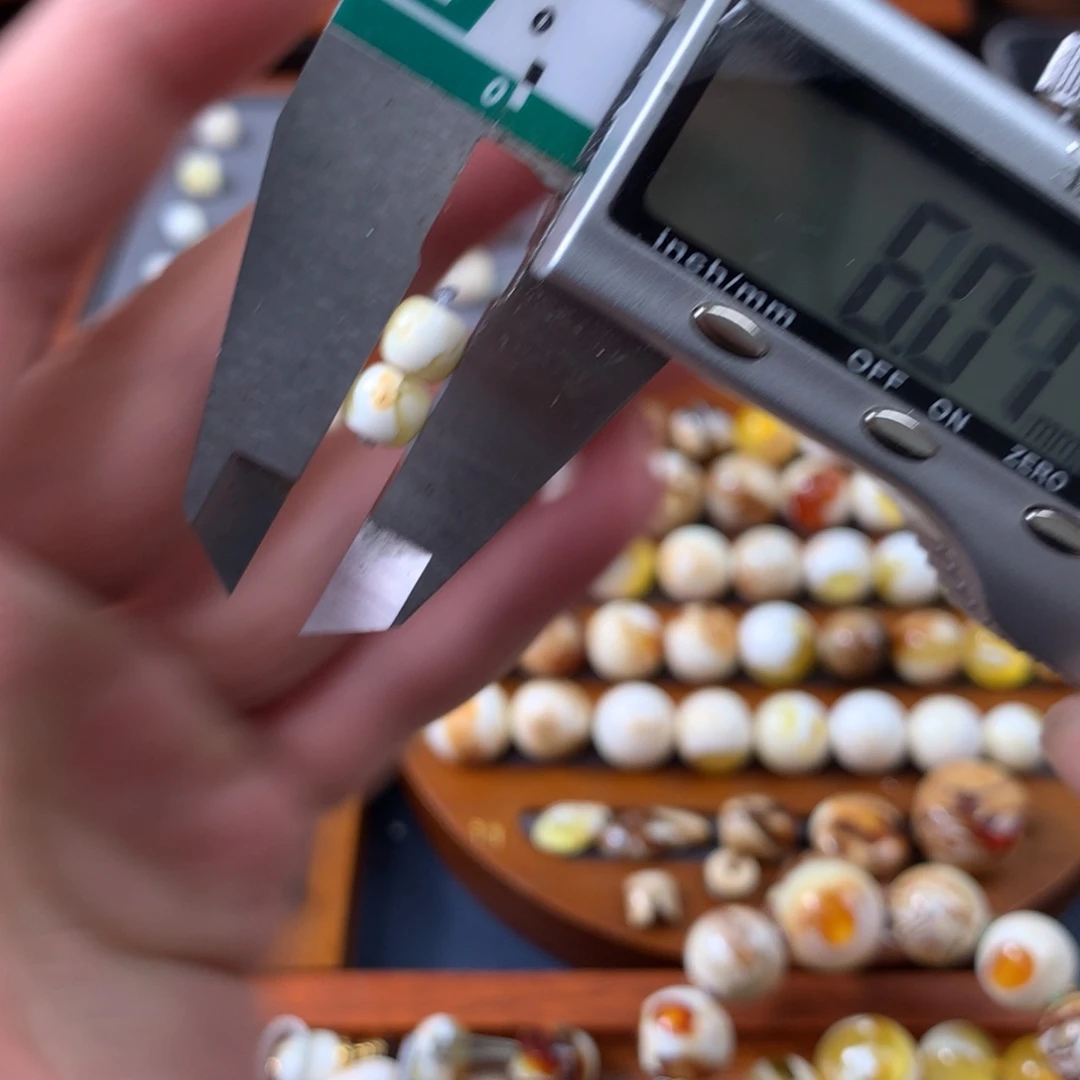 未镶嵌琥珀珠宝奇石