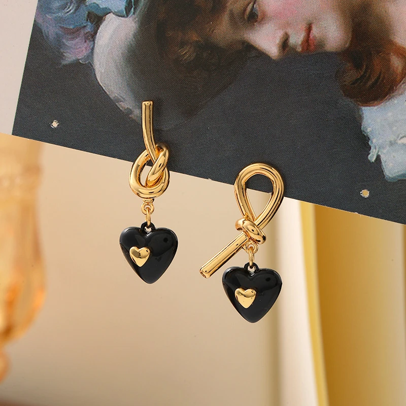 铜合金耳饰 铜合金不对称绳结耳饰 黑色爱心设计 精致轻奢高级感
