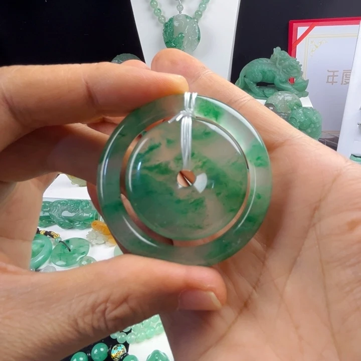 颈饰未镶嵌石英质玉