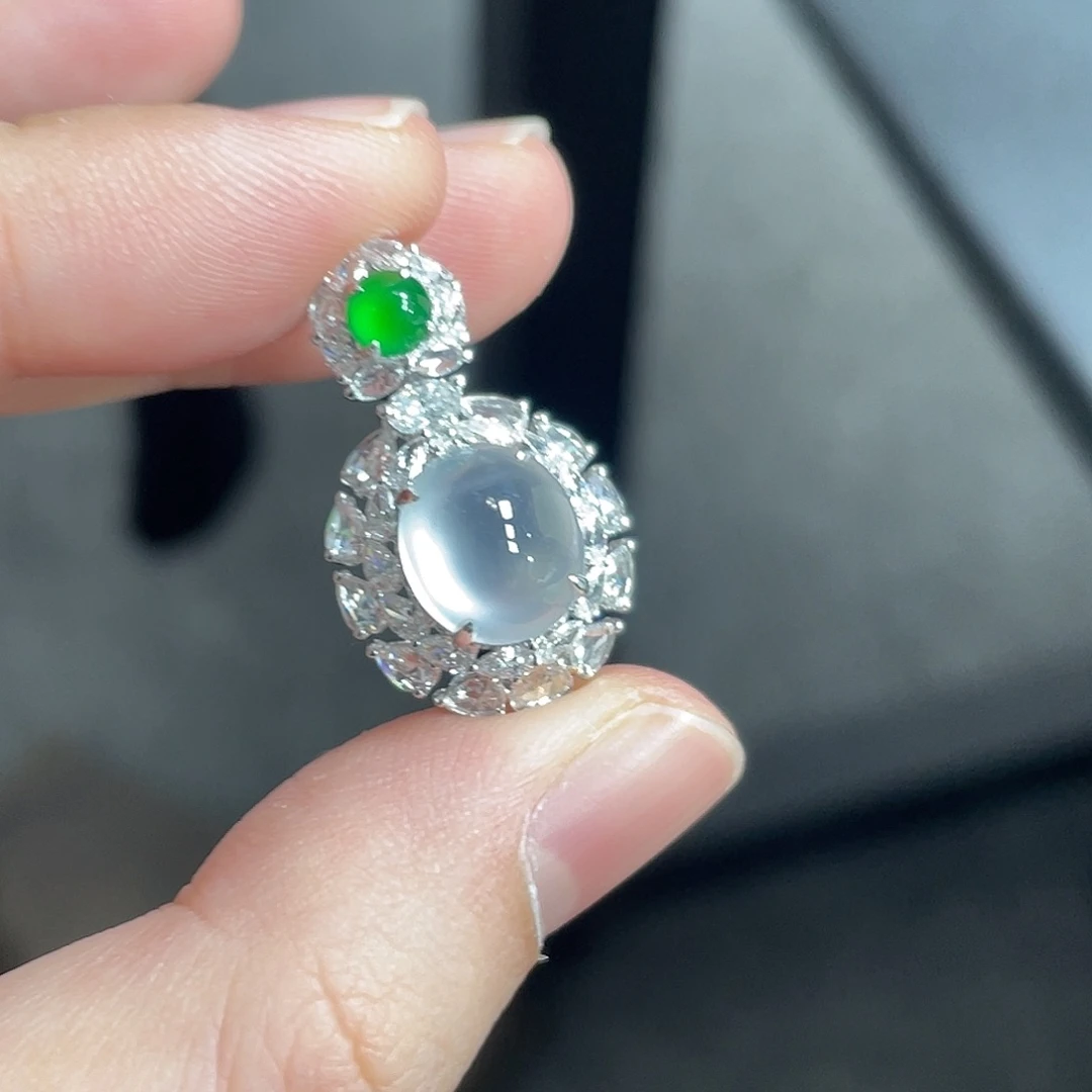 翡翠18K金镶嵌颈饰玻璃种冰蛋