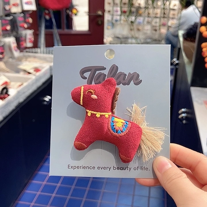 布艺非金属小马胸针