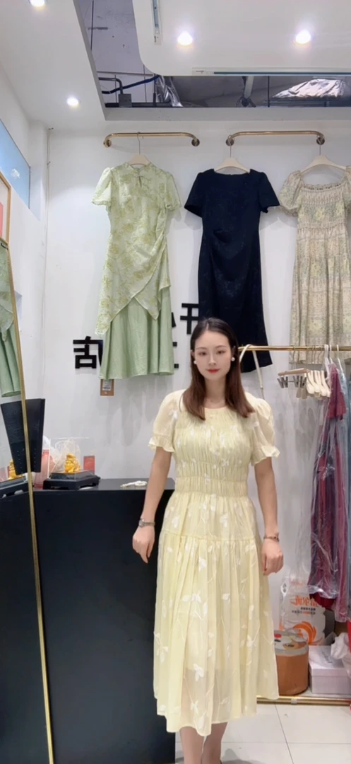 8911时尚甜美刺绣圆领泡泡袖中长连衣裙女夏季新款洋气减龄