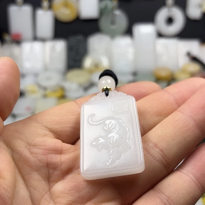 恩***华石英质玉（金丝玉）未镶嵌颈饰