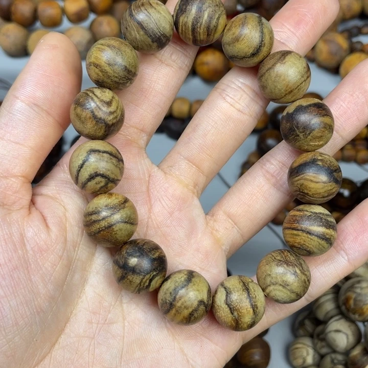 贡木其他小瑕疵的腰椎绿色料