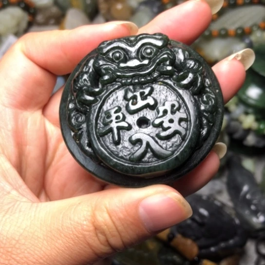 和田玉未镶嵌把件