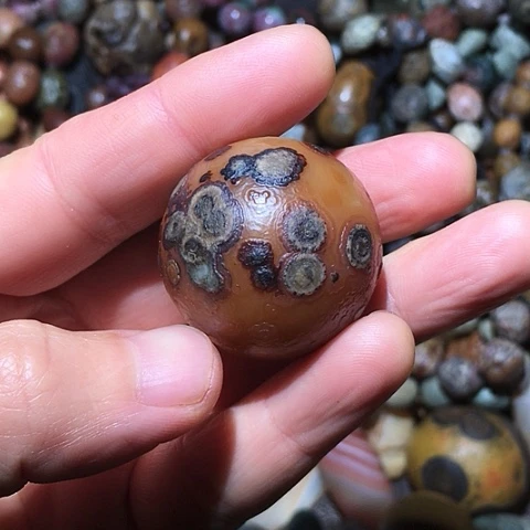 石材战国红眼睛石圆球