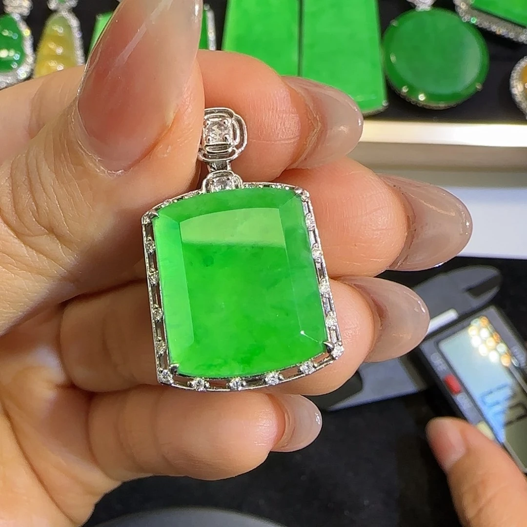 翡翠颈饰18K金镶嵌。