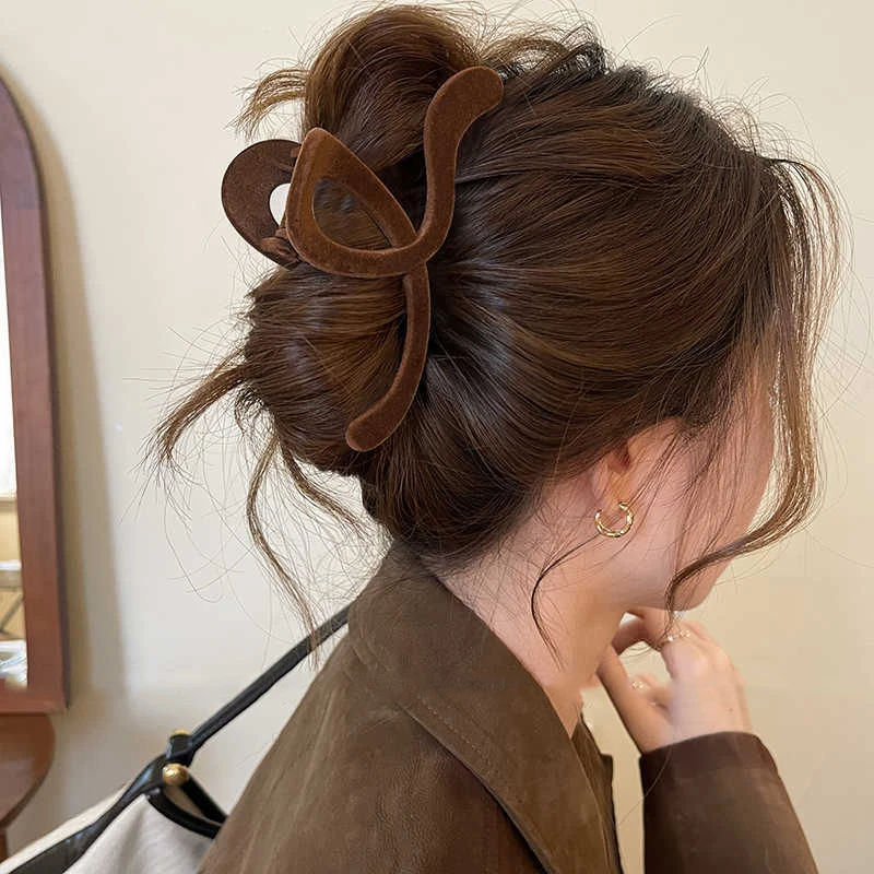 秋冬线条咖色抓夹大号高级感丝绒发夹女2024新款后脑勺气质鲨