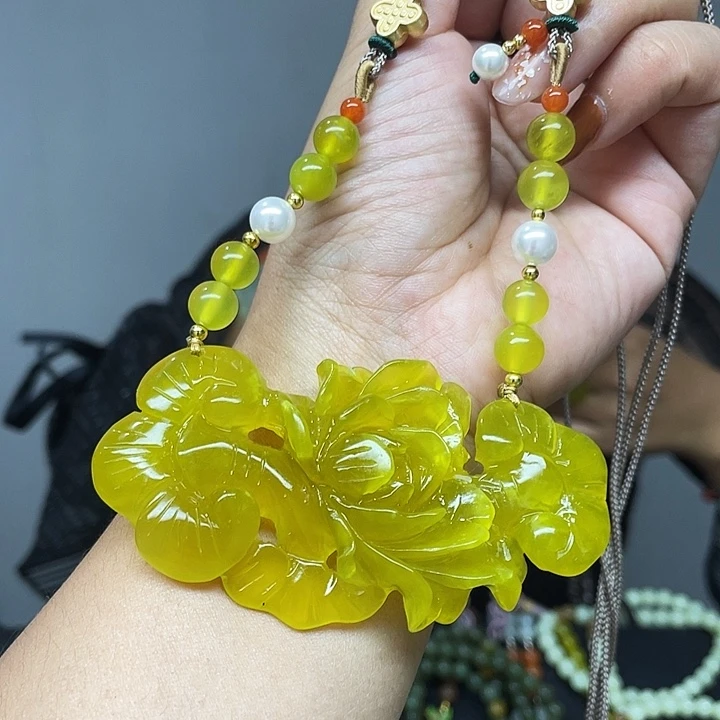 蛇纹石玉未镶嵌颈饰