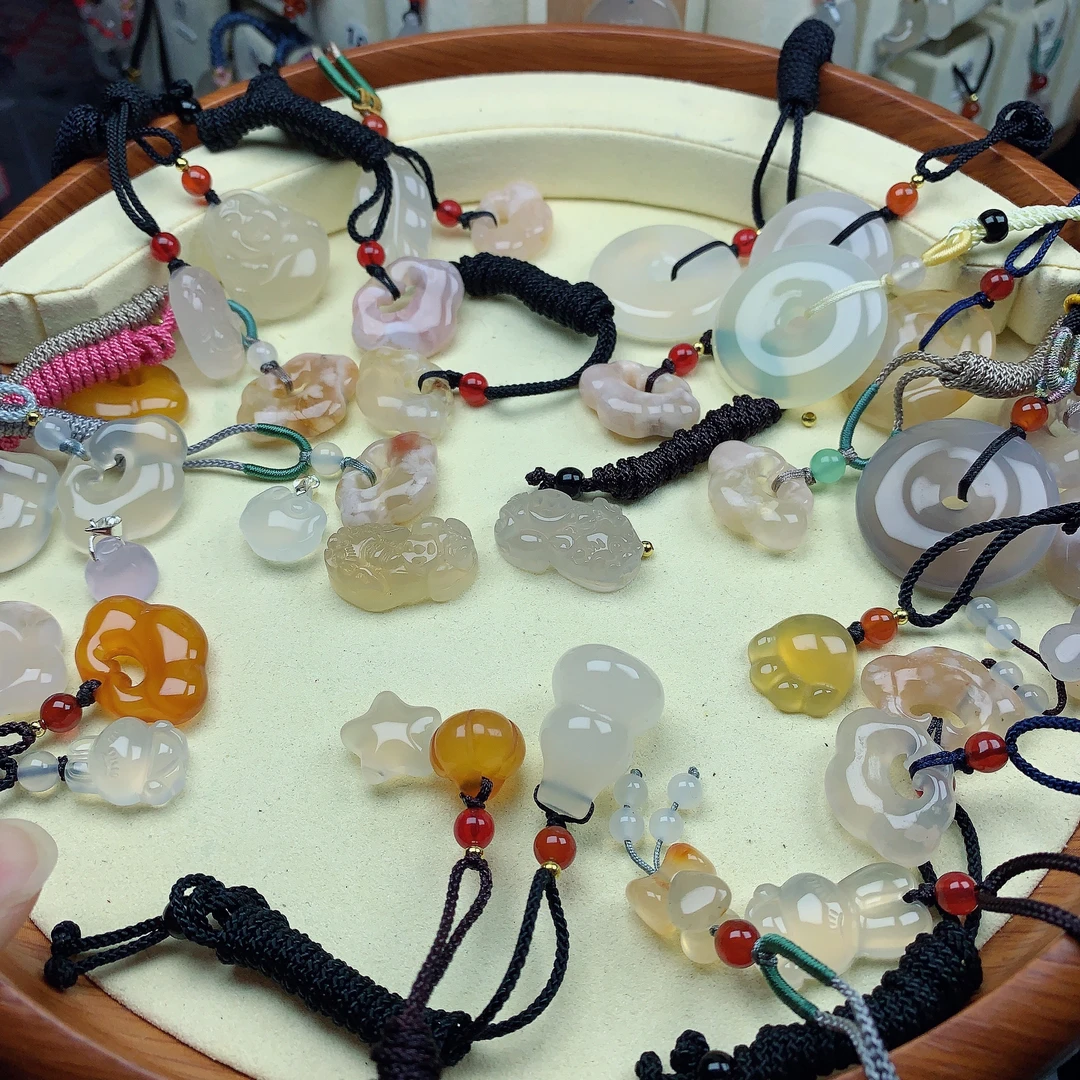 玛瑙吊坠（直播间选款）拍一发一，私拍随机发货，默认有瑕介意者慎拍