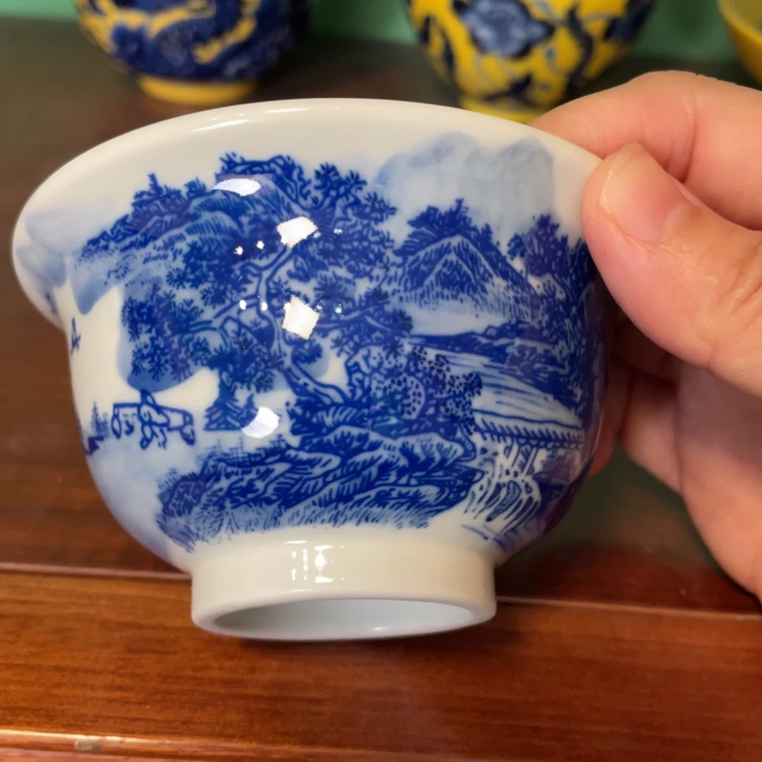 景德镇瓷器和一个人在一起