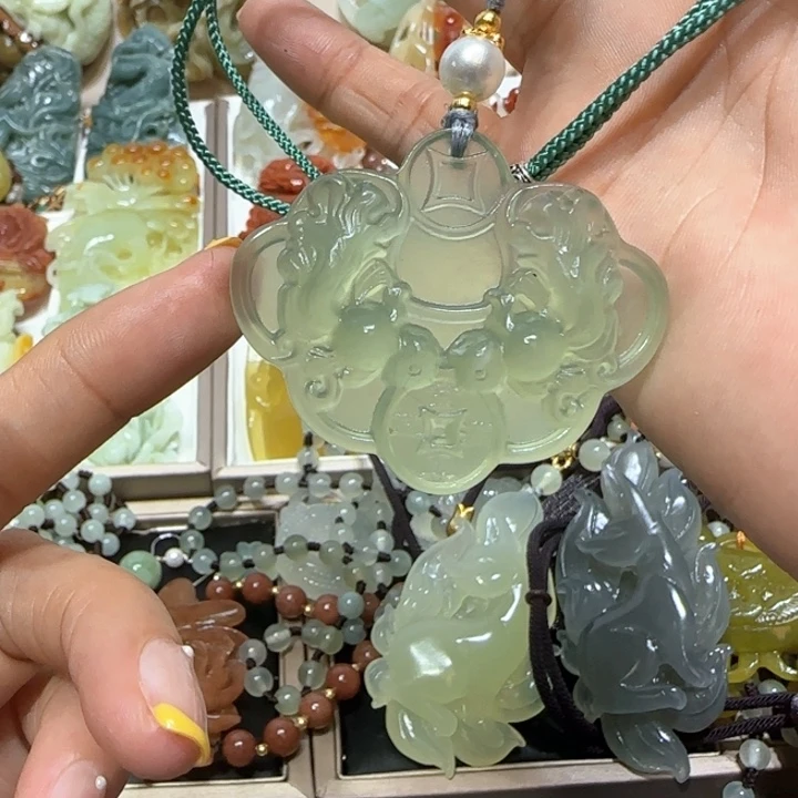 蛇纹石玉未镶嵌吊坠