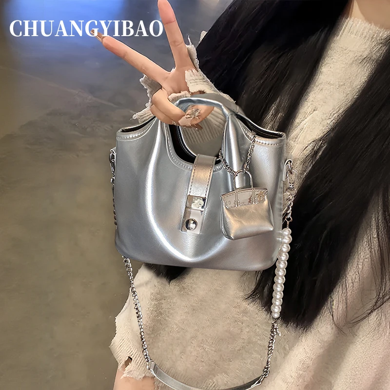 银色菜篮子包包女2025新款轻奢小众设计高级感超火斜挎手提水桶包