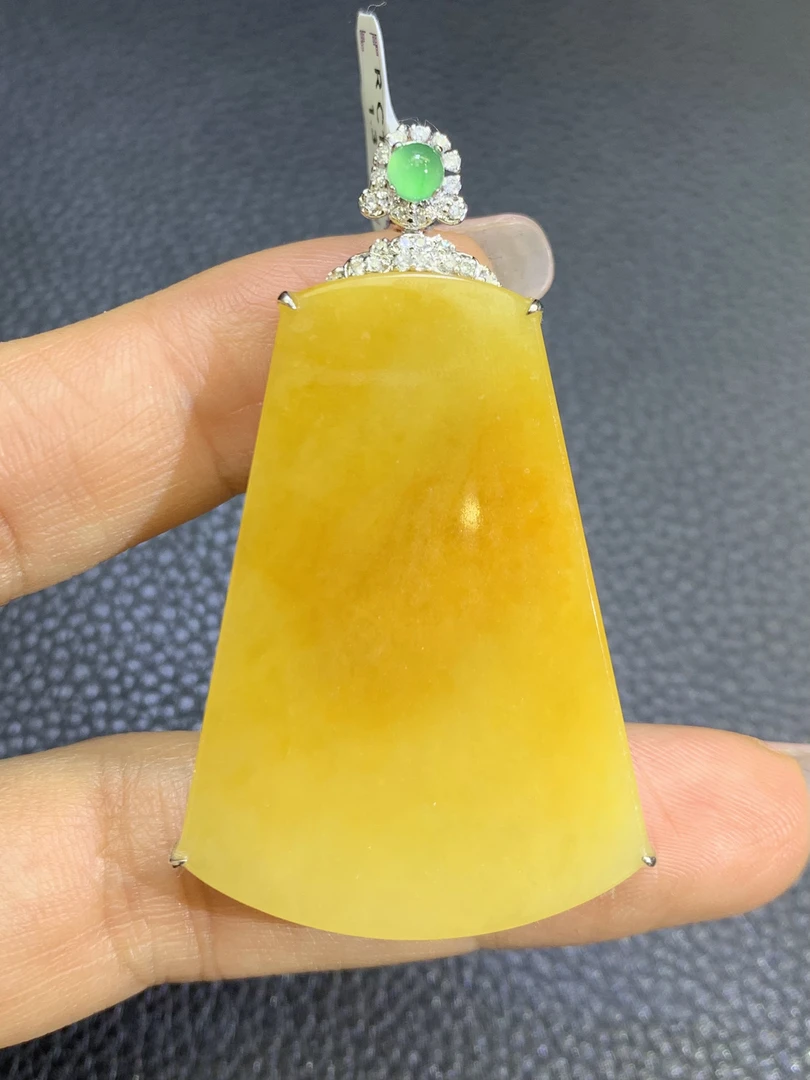 冰黄翡无事牌吊坠 天然翡翠A货 尺寸：41*28*5.6mmX1.3气质时尚