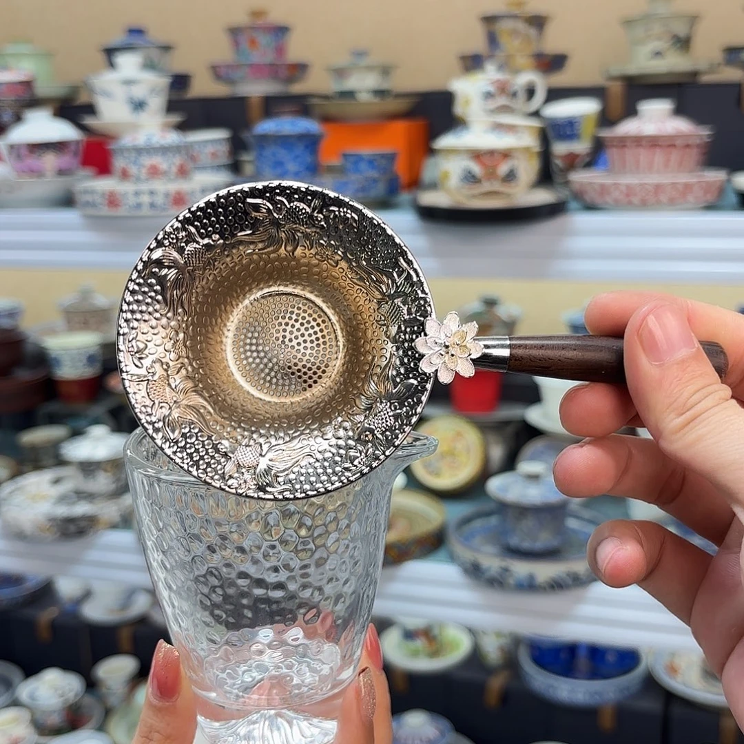 盖碗里放上适量水烧至