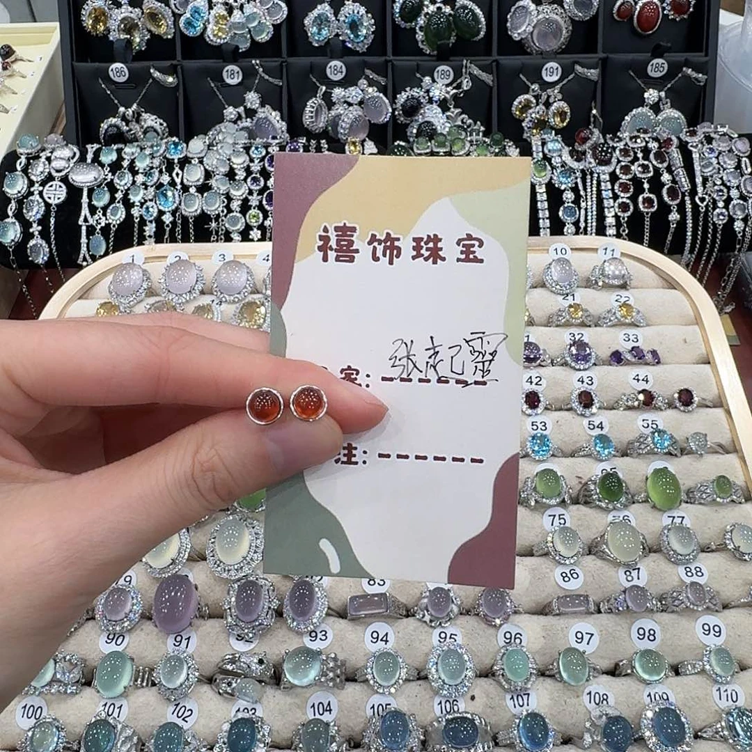 張***靈银S925镶嵌红宝石耳饰耳钉