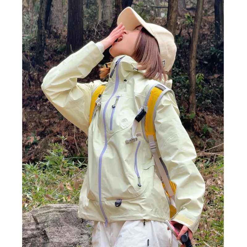 拼接撞色户外徒步露营冲锋衣外套女2025春季新款防风运动连帽夹克