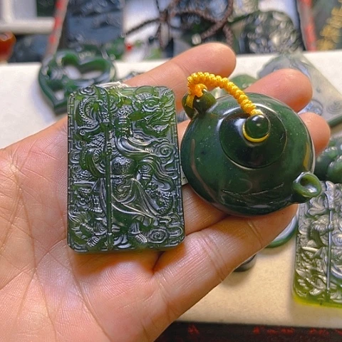 蛇纹石玉颈饰未镶嵌顽***强