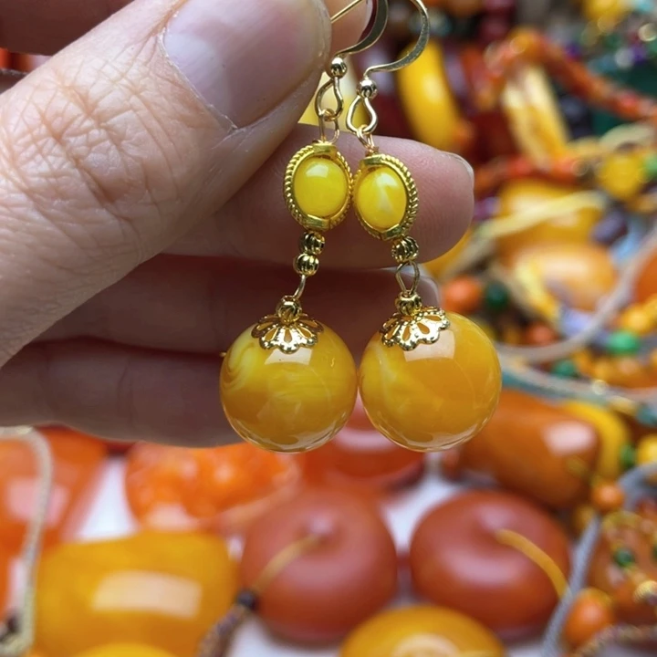 树脂制品85号黄色耳坠