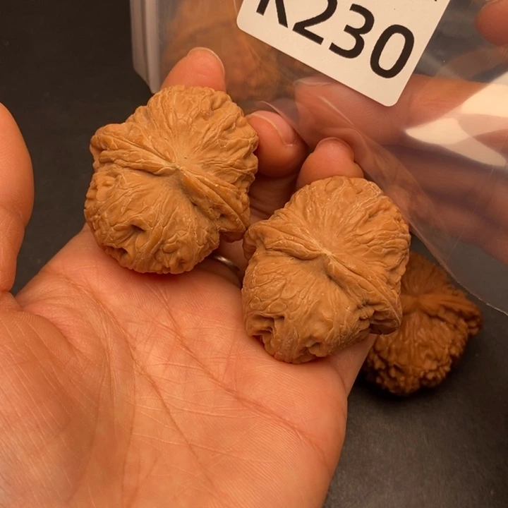 李***。桃核吊坠K230元宝