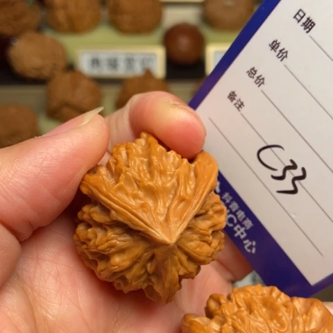 一***腿文玩核桃吊坠三棱核桃