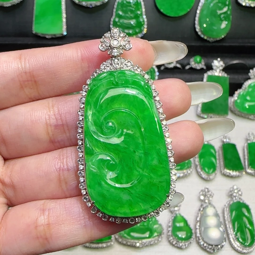 翡翠18K金镶嵌颈饰