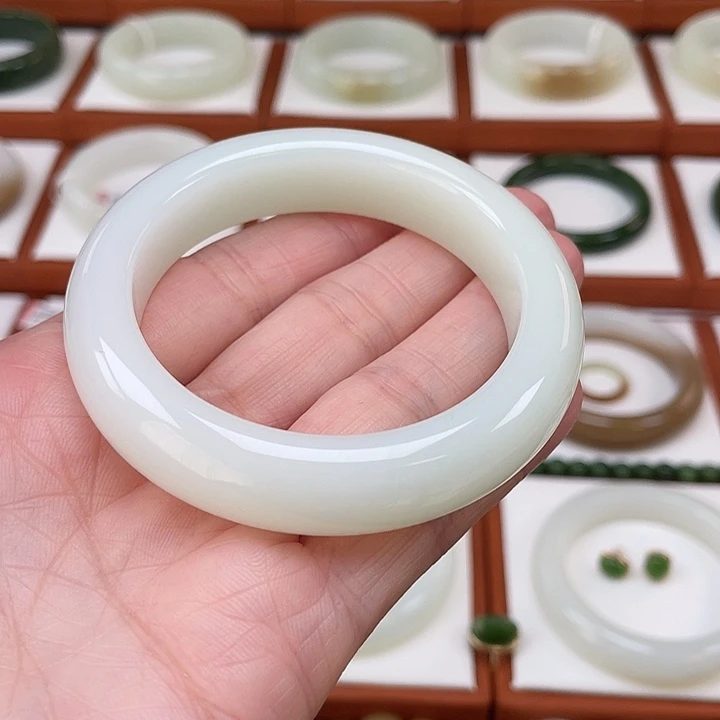 和田玉未镶嵌手镯