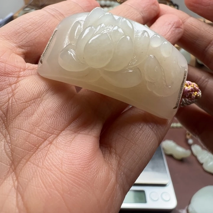 和田玉未镶嵌颈饰青海料手牌