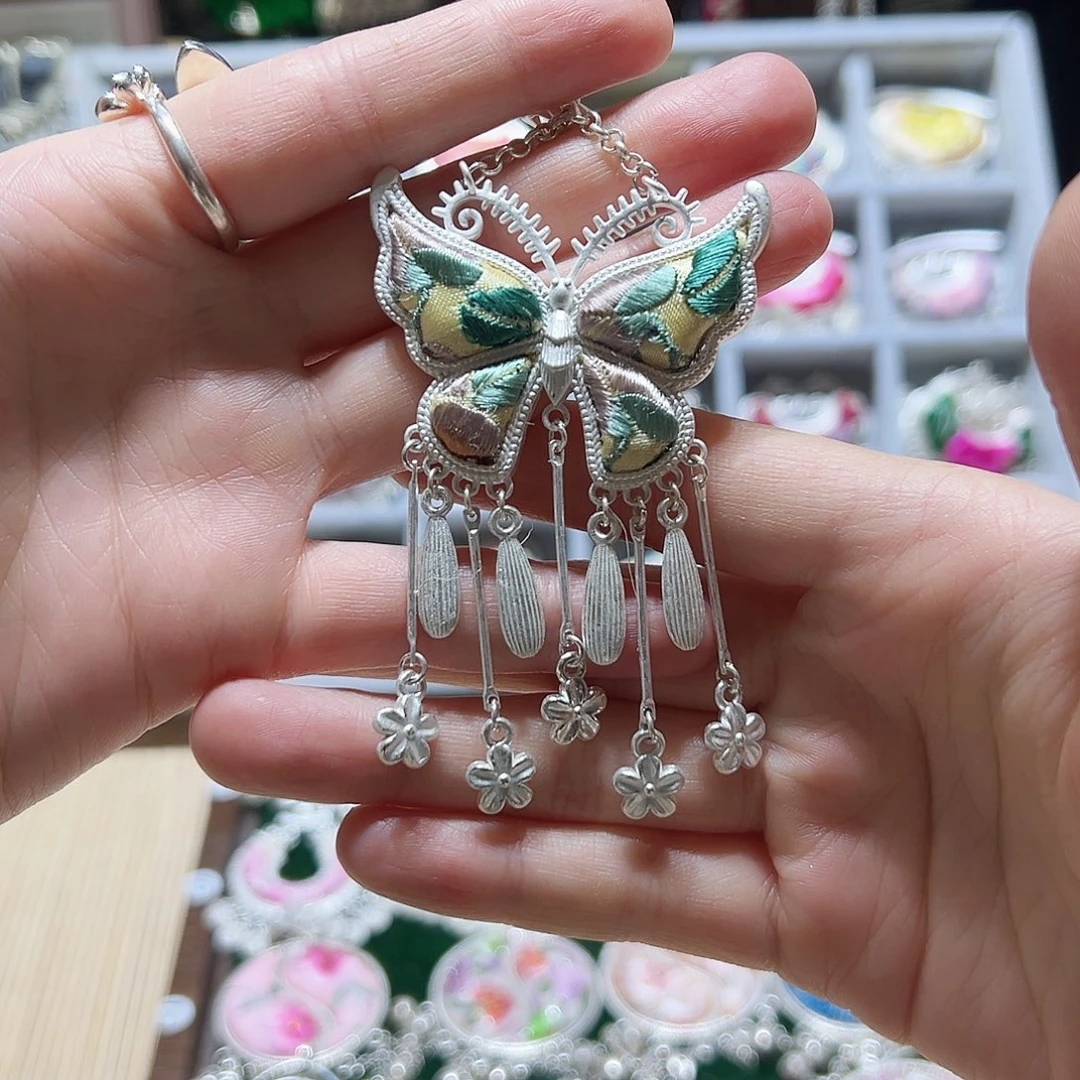 织绣手工苗银吊坠（配皮绳）