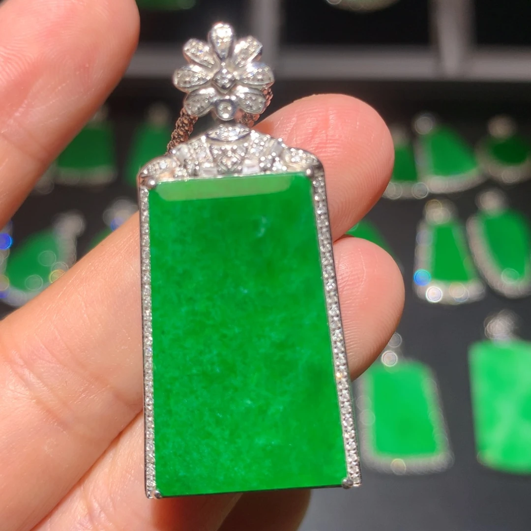 翡翠18K金镶嵌颈饰翡翠