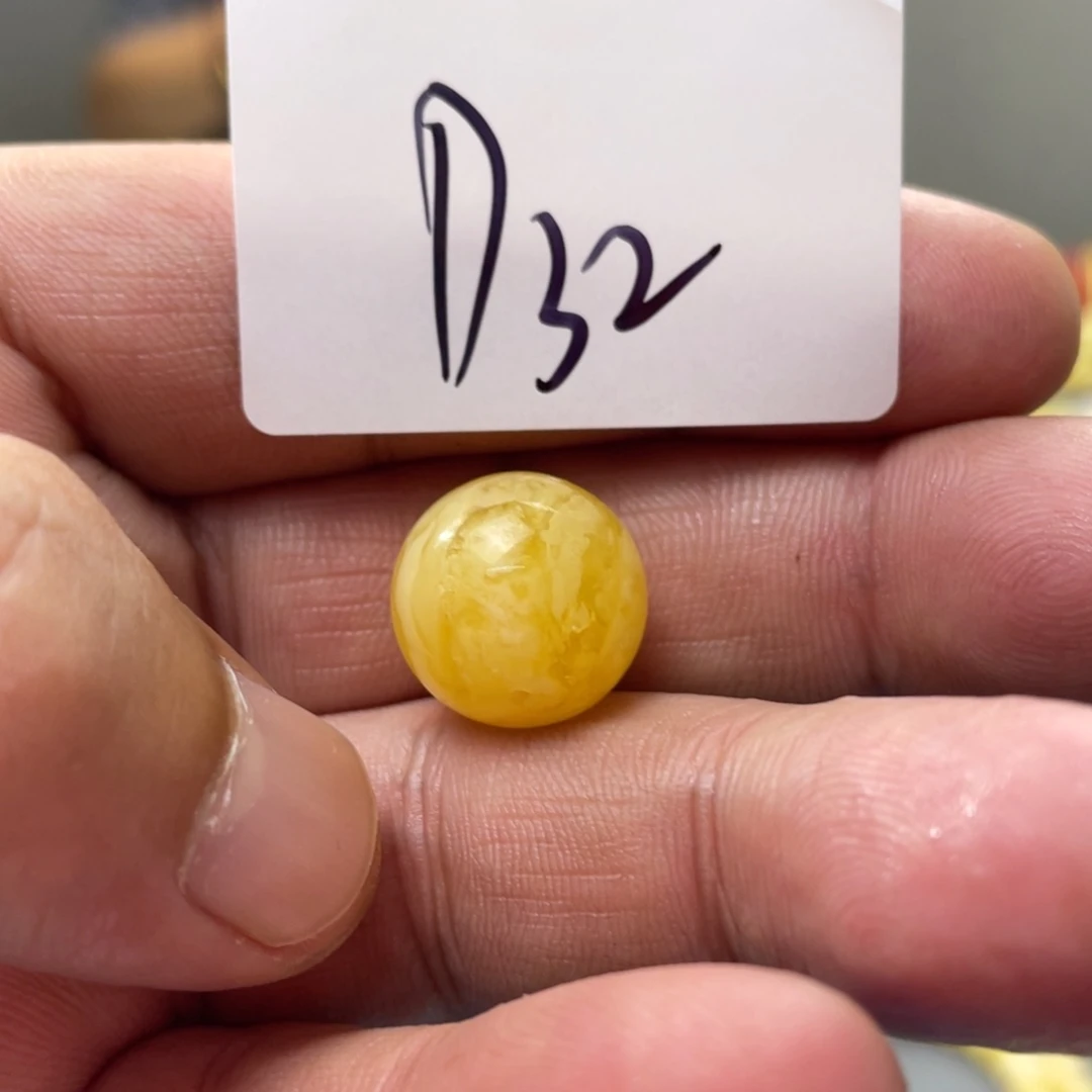 未镶嵌琥珀手链多样性发，发其中一件