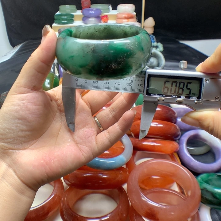 未镶嵌手镯石英质玉