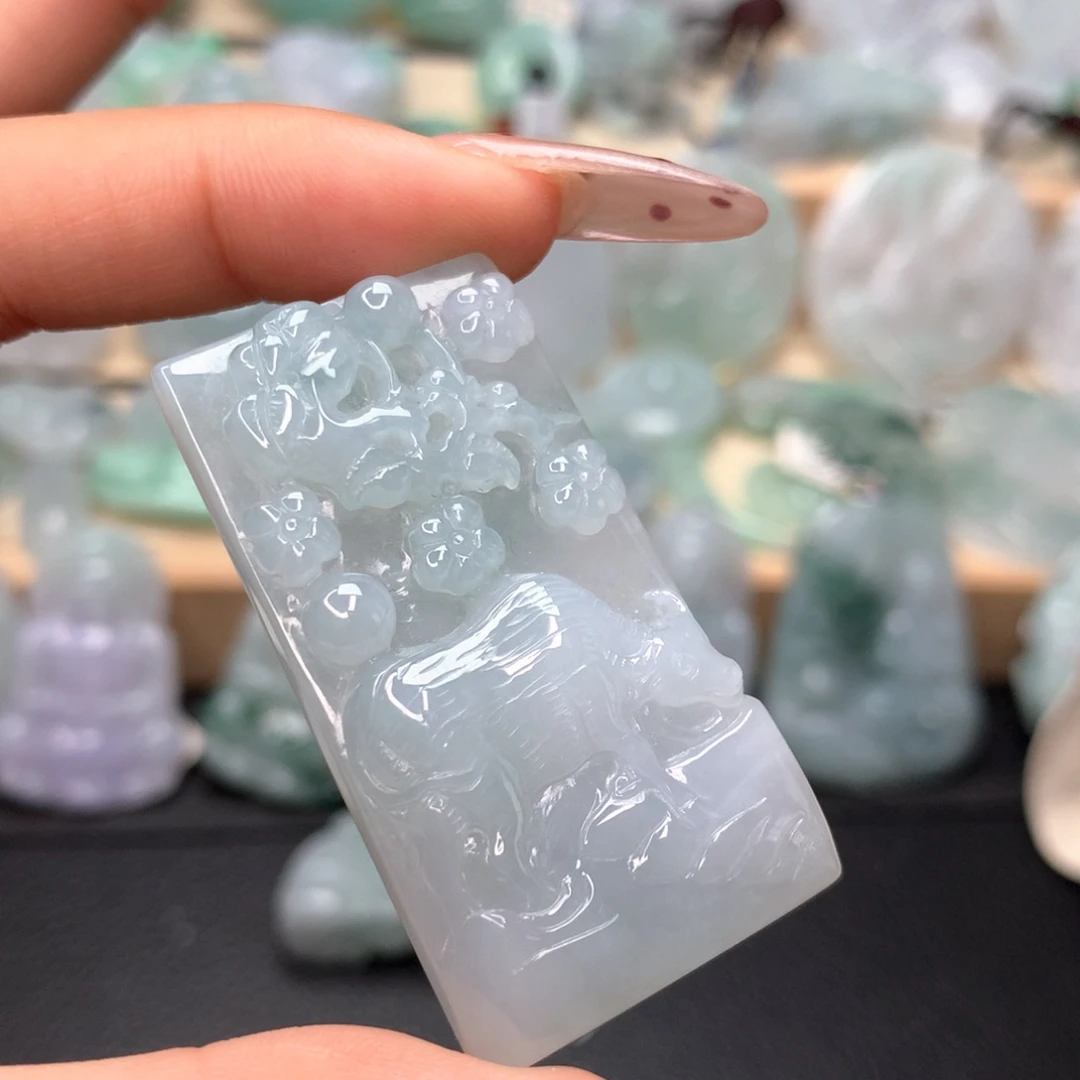 翡翠颈饰未镶嵌生肖牛牌吊坠