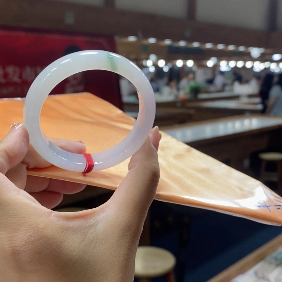 翡翠手镯未镶嵌翡翠