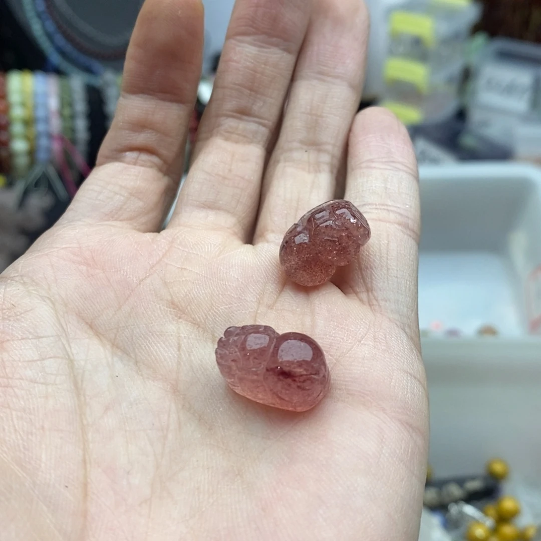 玛瑙/玉髓未镶嵌珠宝半成品一个天然草莓晶貔貅Q431