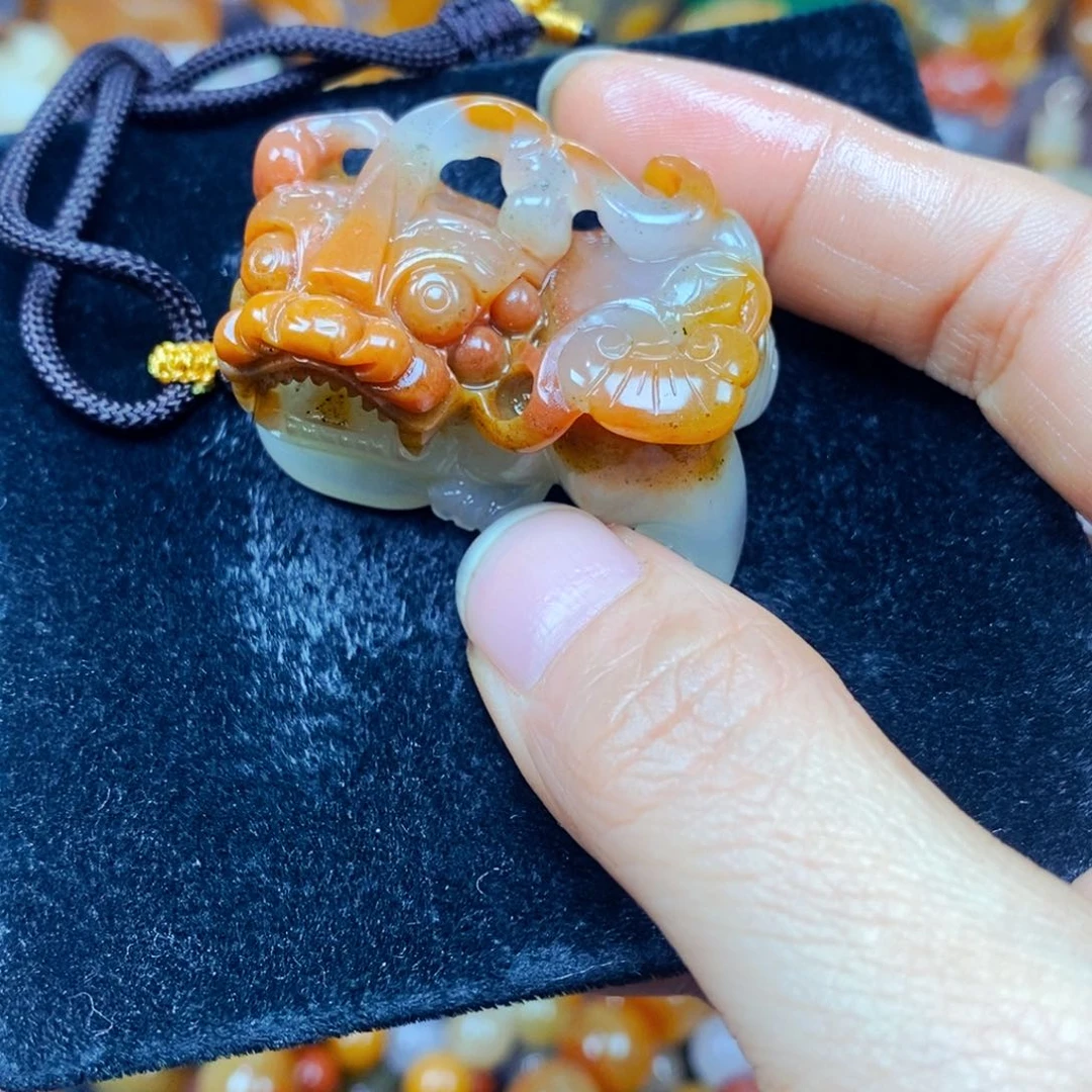 未镶嵌石英质玉（黄龙玉）颈饰