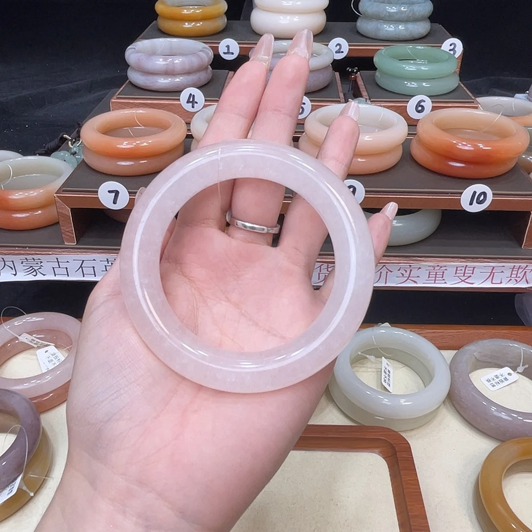 不***姜石英质玉未镶嵌手镯