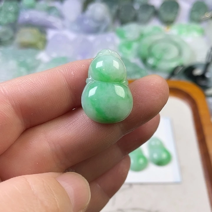 出***仙翡翠未镶嵌颈饰葫芦