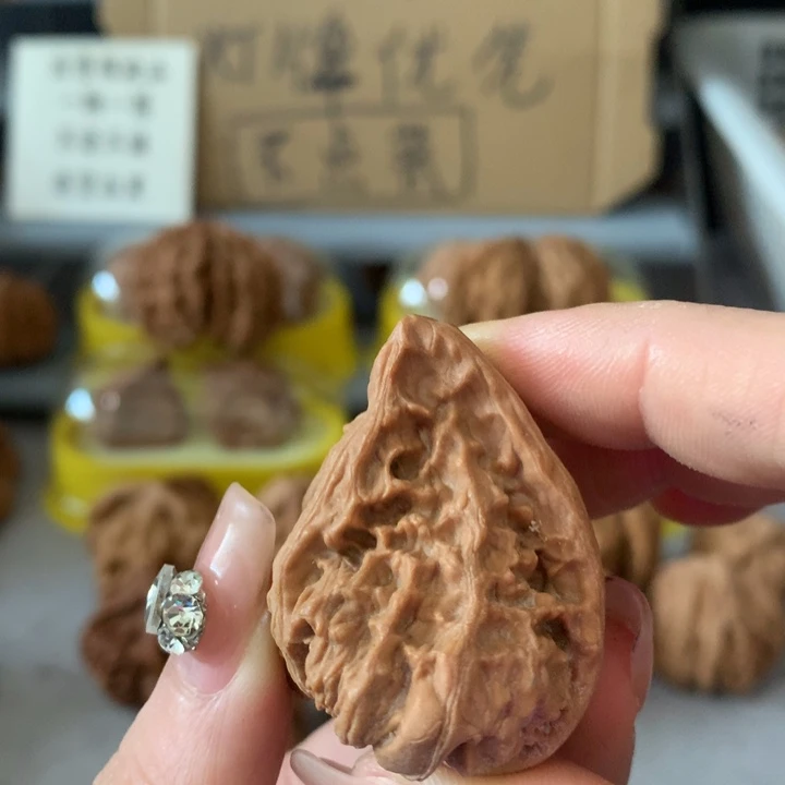 蓝***际吊坠文玩核桃异形单只，有瑕疵