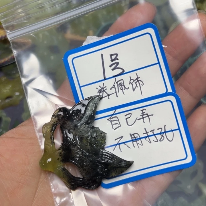 蛇纹石玉颈饰未镶嵌