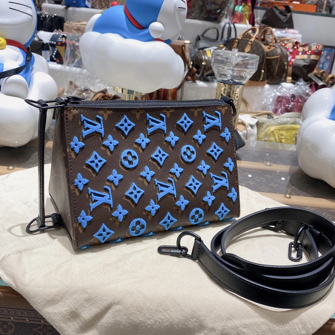 99新 LouisVuitton/路易威登 男士蓝色植绒三角包！国内已断货