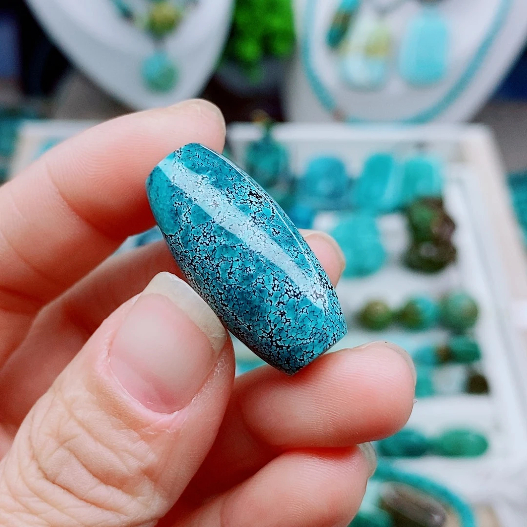 绿松石未镶嵌颈饰