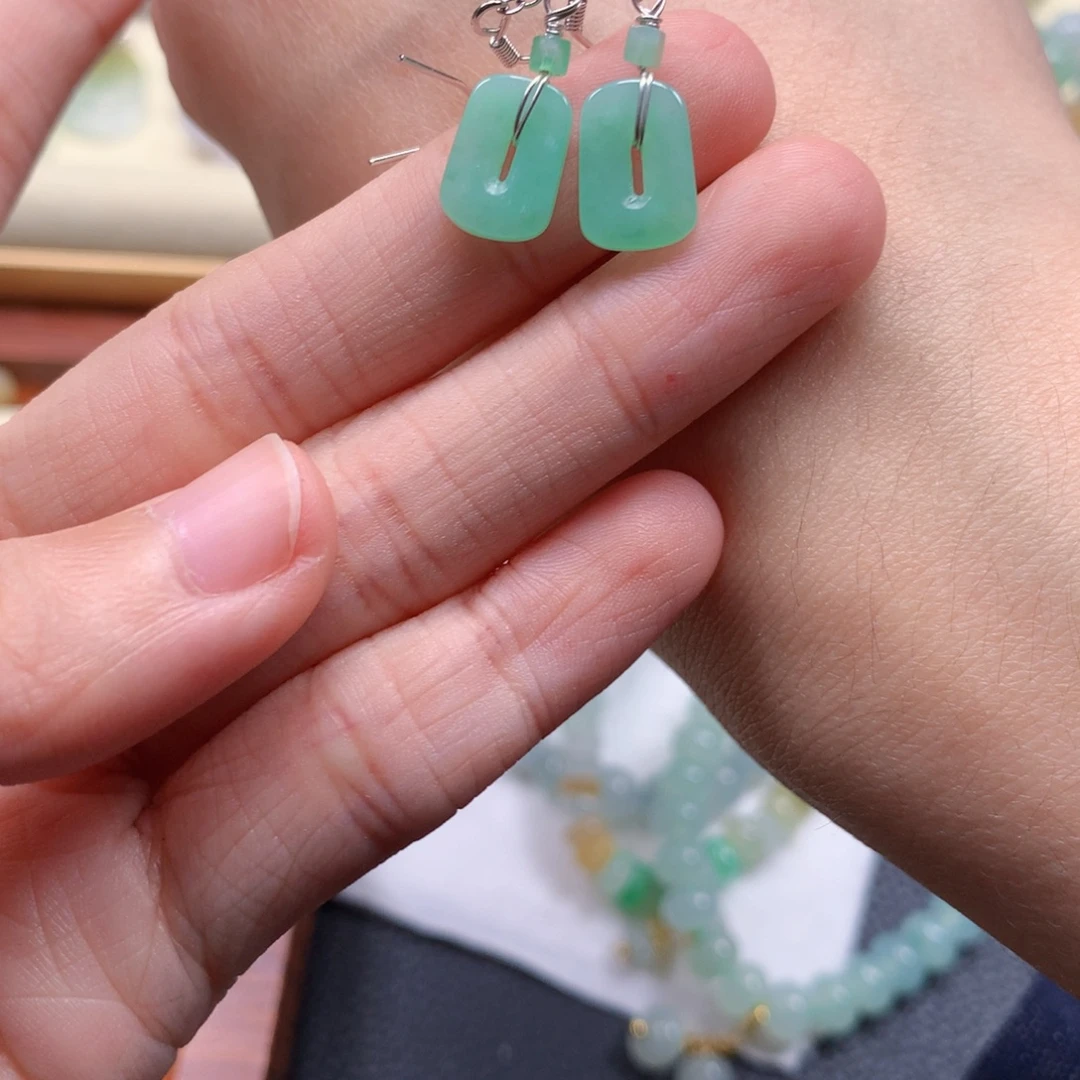 翡翠未镶嵌颈饰是