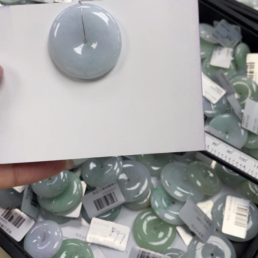 翡翠颈饰未镶嵌平安扣