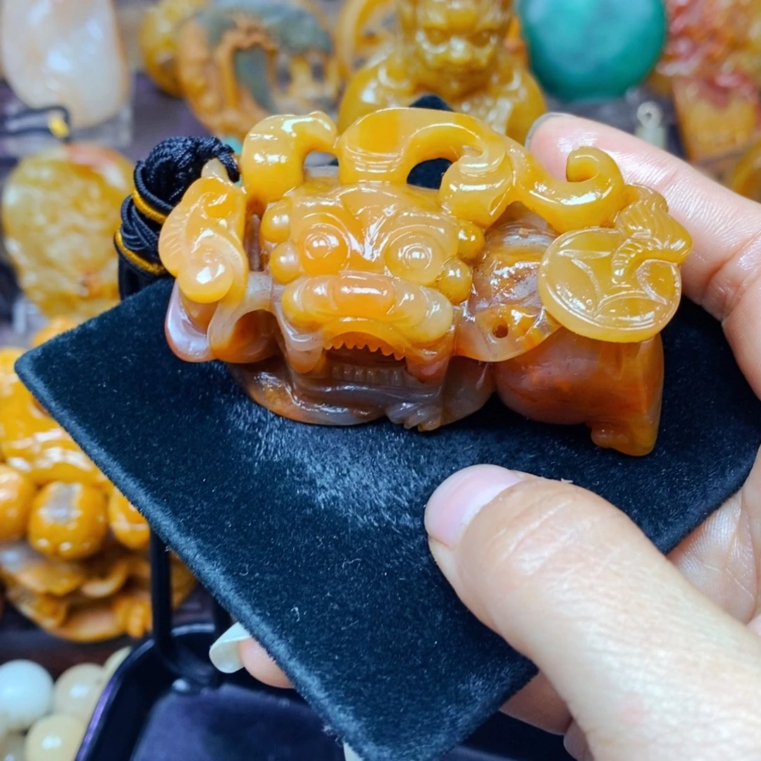 石英质玉（黄龙玉）未镶嵌颈饰