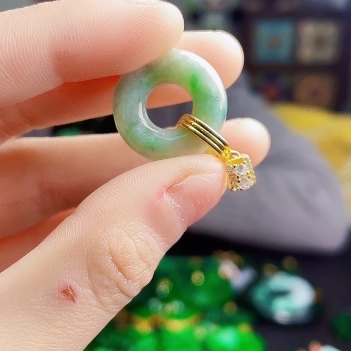 翡翠未镶嵌颈饰多样性