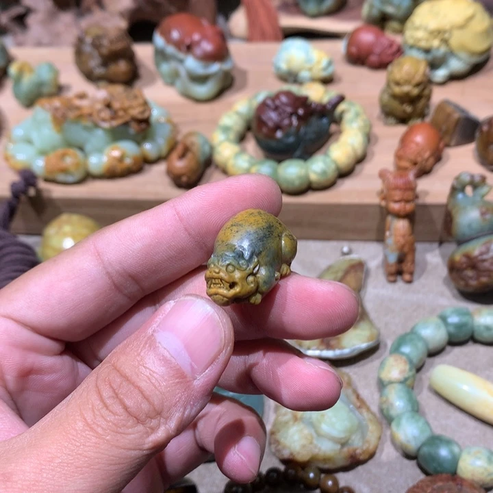 未镶嵌岫岩河磨玉（透闪石质玉）挂件